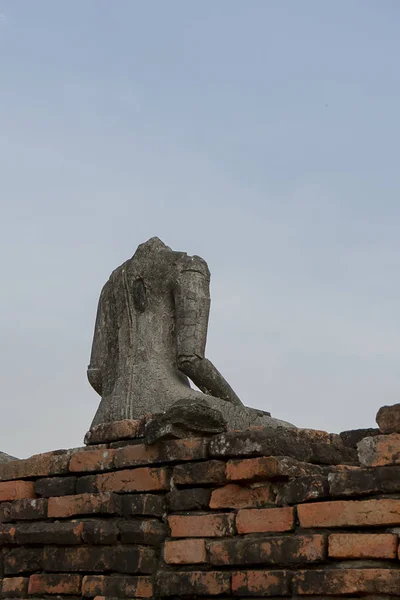 Vecchia Statua Buddha Senza Testa Con Sfondo Cielo Wat Chaiwatthanaram — Foto Stock