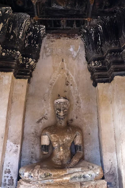 这座古老的佛像在 Chaiwatthanaram 寺受损 是大城府的一座佛教寺庙 是泰国和世界遗产城市的旅游景点 — 图库照片