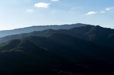 Gölge ve mavi gökyüzü ile dağ manzarası.
