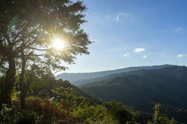 Paisagem Montanhosa Com Luz Solar — Fotografia de Stock