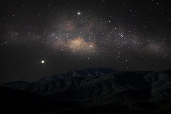 Stardust Van Melkweg Boven Berg Donkere Nacht Met Lawaai Graan — Stockfoto