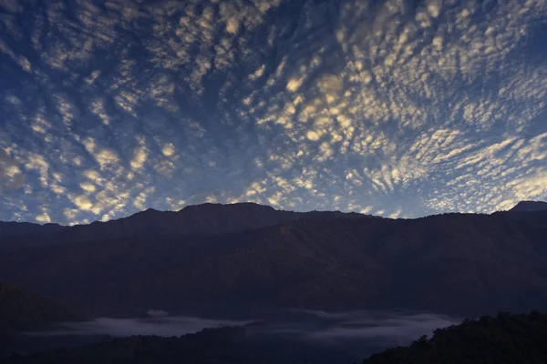 Niebo Chmury Widokiem Góry Miękkiej Mgły Tym Czasie Rano — Zdjęcie stockowe