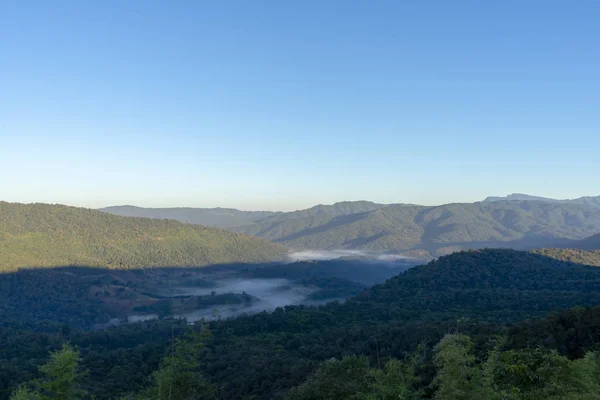 Montanha Com Névoa Suave Tempo Manhã — Fotografia de Stock