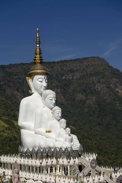 Chiudi cinque buddha con sfondo cielo . — Foto Stock