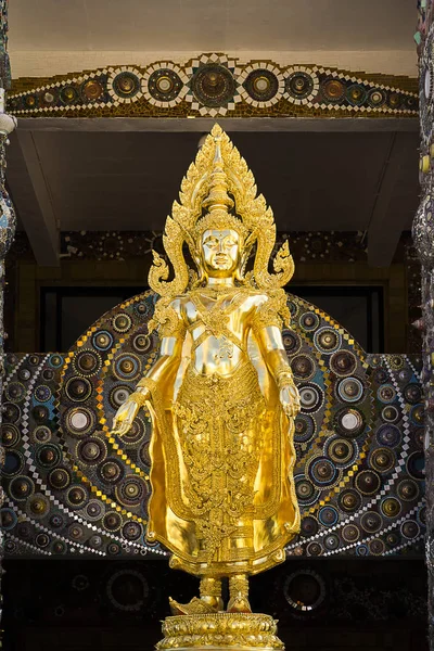 Close-up van de Gouden Boeddha in Wat Phra Sorn Kaew — Stockfoto