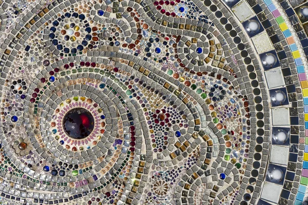 Dekorativ das Mosaik auf dem Wandhintergrund. — Stockfoto