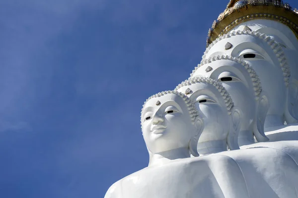 Nahaufnahme von fünf Buddhas mit Himmelshintergrund. — Stockfoto