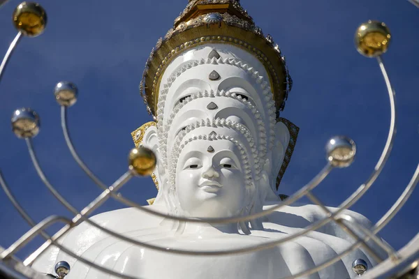 Nahaufnahme von fünf Buddhas mit Himmelshintergrund. — Stockfoto