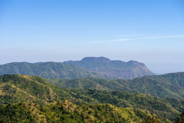 Bergblick mit Himmelshintergrund. — Stockfoto