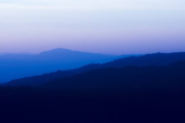 Dağ boş gökyüzü ile yumuşak silueti.