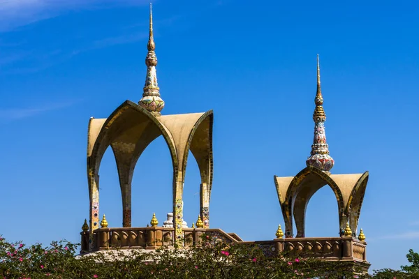 Buddhistické architektury s pozadí modré oblohy — Stock fotografie
