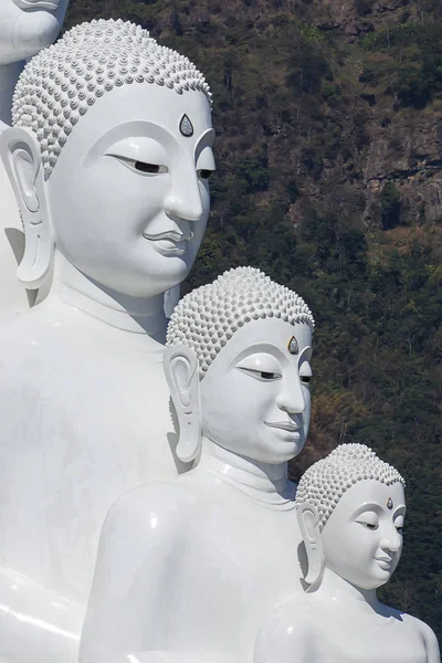 Detailní záběr bílé buddha s pozadí oblohy. — Stock fotografie