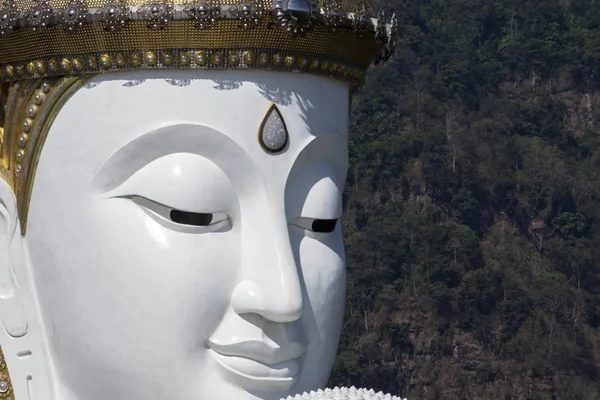 Detailní záběr bílé buddha s pozadí oblohy. — Stock fotografie