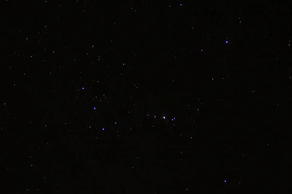 O céu e as estrelas na noite escura com barulho e grãos . — Fotografia de Stock