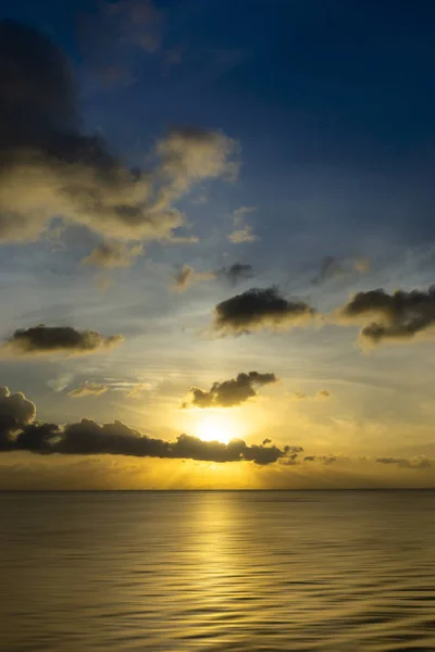 Sunset sky on the lake — Stock Photo, Image