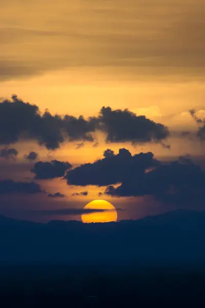 Ciel couchant avec nuage de silhouette et montagne — Photo