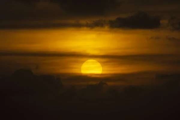 Céu de pôr do sol com nuvem de silhueta e mouatain — Fotografia de Stock