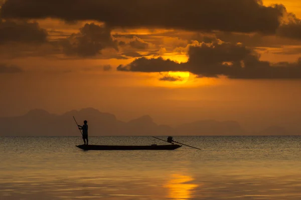 Silhouette minimale pêcheur — Photo