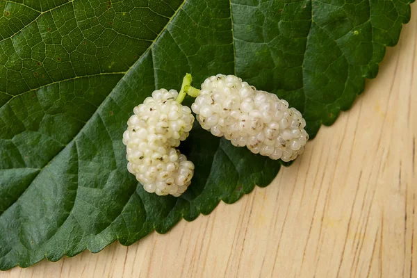 Fresh organic white mulberry — Stock Photo, Image