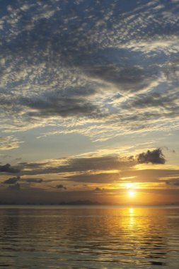 Altın saatte gölde günbatımı.