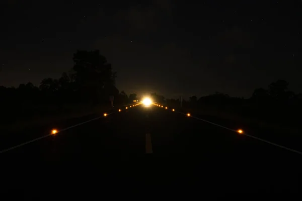 Kleines Licht auf der Straße in der Nacht mit Stern am Himmel. — Stockfoto