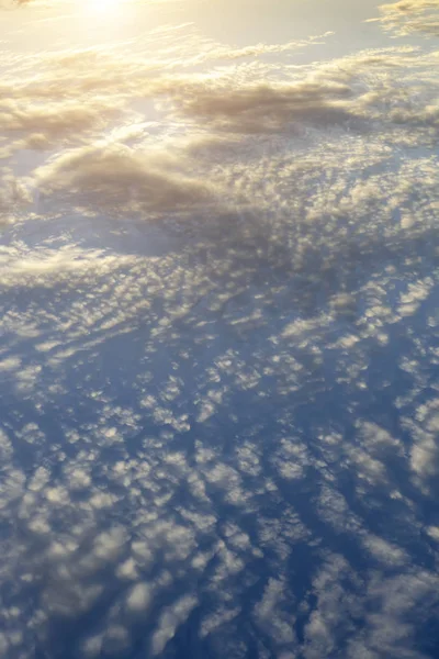 宇宙背景の青い空に白い雲. — ストック写真