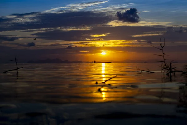 Puesta de sol en el lago en la hora dorada . — Foto de Stock