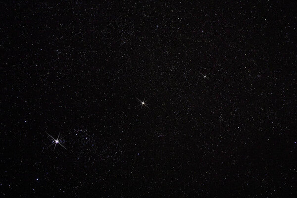 Небо и звезды в темноте ночи с шумом и зерном
.