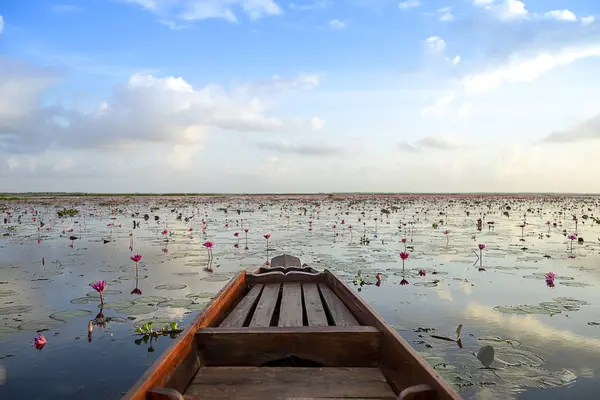 Paisaje del lago con barco y cielo . — Foto de Stock