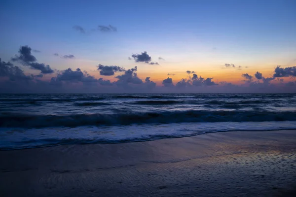 Meereslandschaft am Strand vor Sonnenaufgang. — Stockfoto