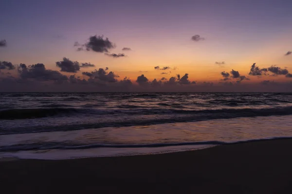 Paisaje del mar en la playa antes del amanecer . —  Fotos de Stock