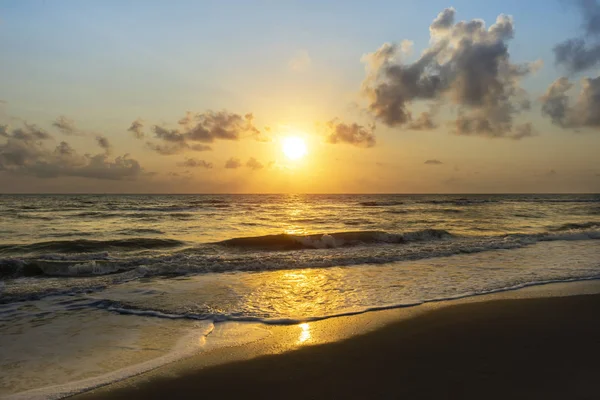 พระอาทิตย์ขึ้นบนชายหาดด้วยคลื่นนุ่ม . — ภาพถ่ายสต็อก