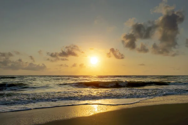 พระอาทิตย์ขึ้นบนชายหาดด้วยคลื่นนุ่ม . — ภาพถ่ายสต็อก