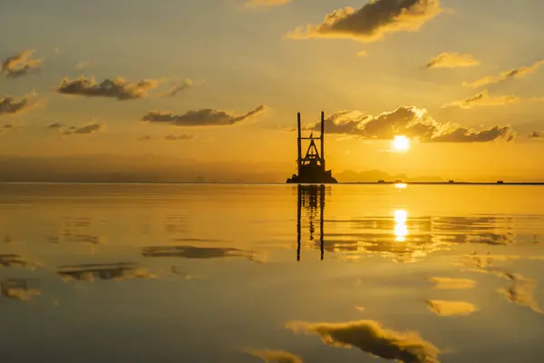 Puesta de sol en el lago en la hora dorada . —  Fotos de Stock