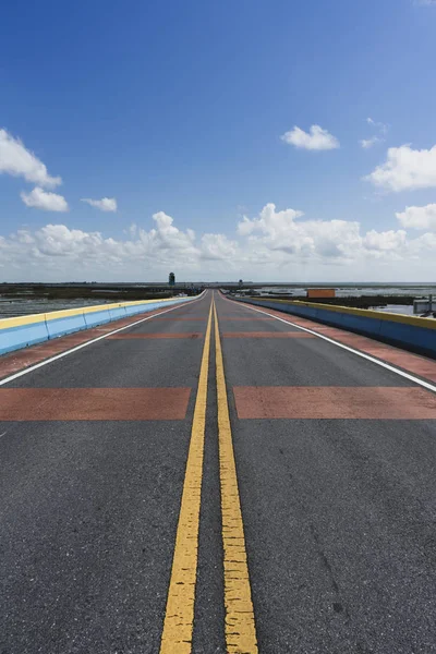 Vitt moln på himlen vid Empty Road. — Stockfoto