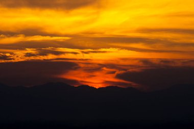 Sabah güneş doğmadan önce altın gökyüzü