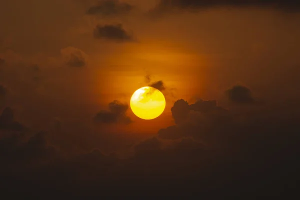 Céu do pôr do sol no lago — Fotografia de Stock