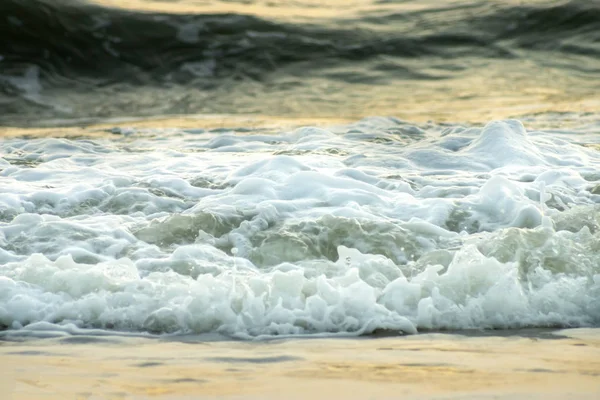 Lágy hullám a tengerparton napfényben. — Stock Fotó