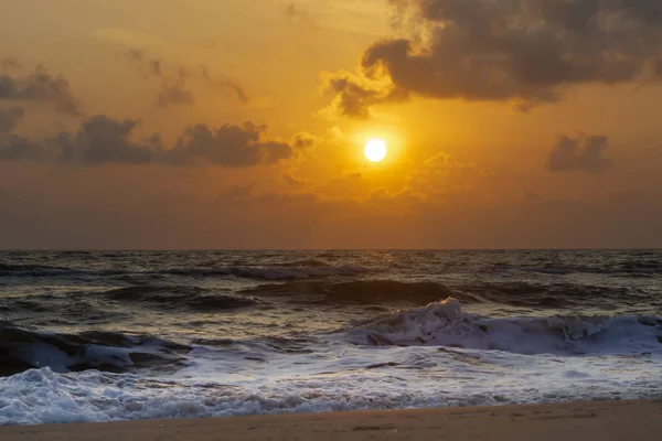 Sonnenaufgang am Strand mit sanfter Welle. — Stockfoto