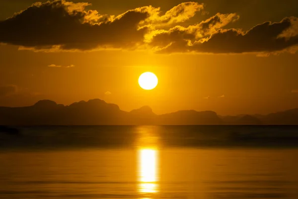 Céu do pôr-do-sol com silhueta nuvem e montanha — Fotografia de Stock