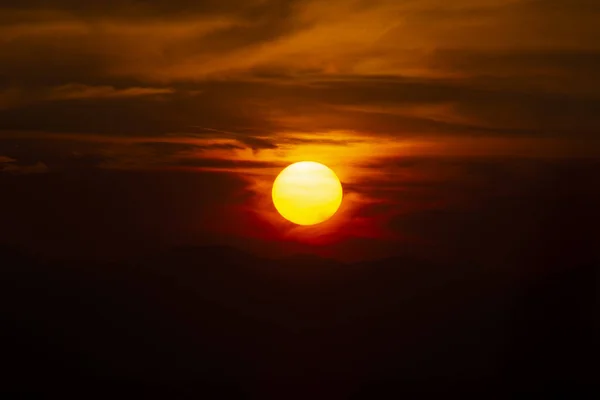 Cielo del atardecer en el lago — Foto de Stock