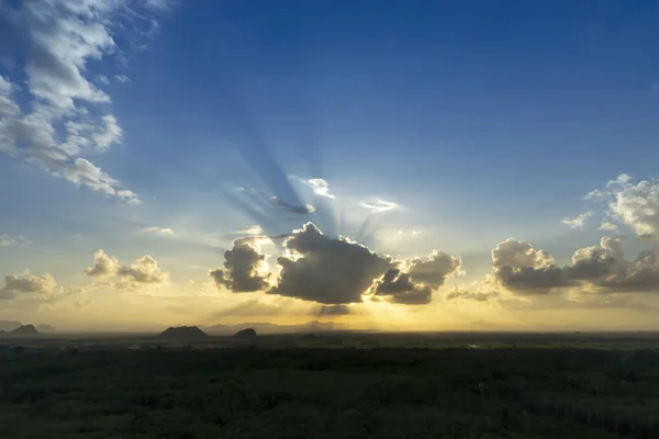 Landskap berget och moln med solljus. — Stockfoto