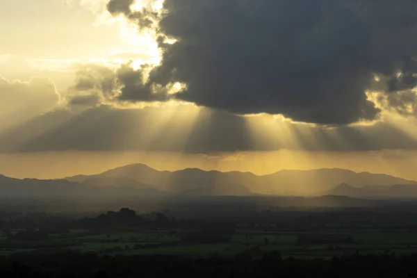 Krajobraz góry i chmury ze światłem słonecznym. — Zdjęcie stockowe
