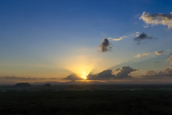 Paesaggio la montagna e la nuvola con la luce del sole . — Foto Stock