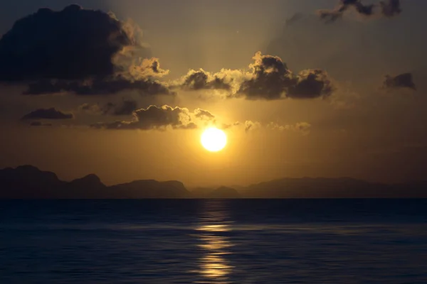 Pôr do sol no lago na hora de ouro . — Fotografia de Stock