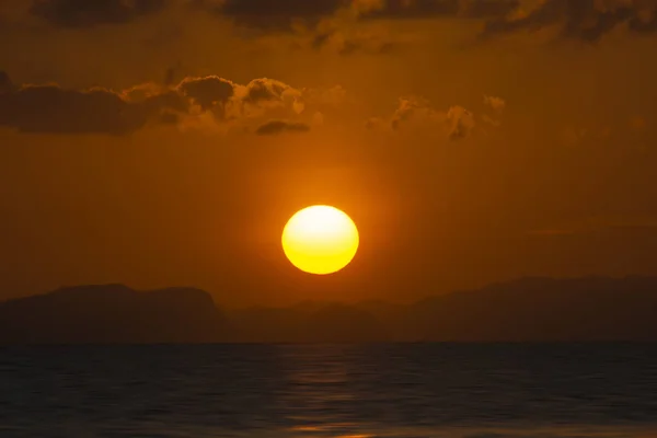 Zonsondergang bij het meer op het gouden uur. — Stockfoto