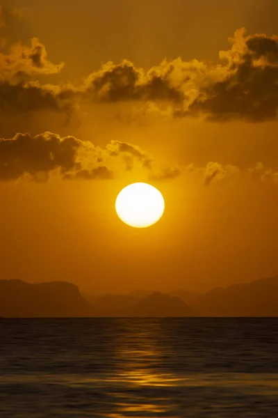 Pôr do sol no lago na hora de ouro . — Fotografia de Stock