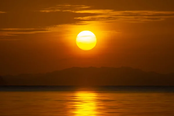 Pôr do sol no lago na hora de ouro . — Fotografia de Stock