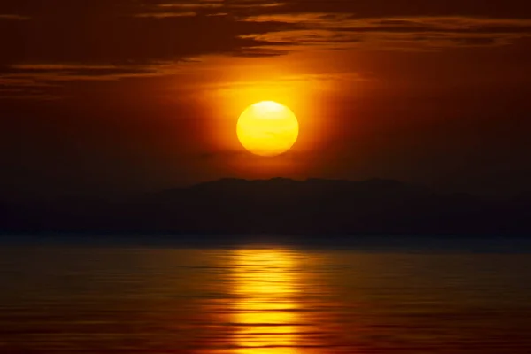 Pôr do sol no lago na hora de ouro . — Fotografia de Stock