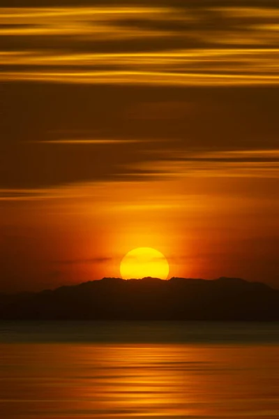 ゴールデンアワーの湖の夕日. — ストック写真